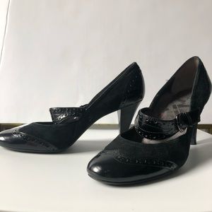 Tahari Wingtip Pump